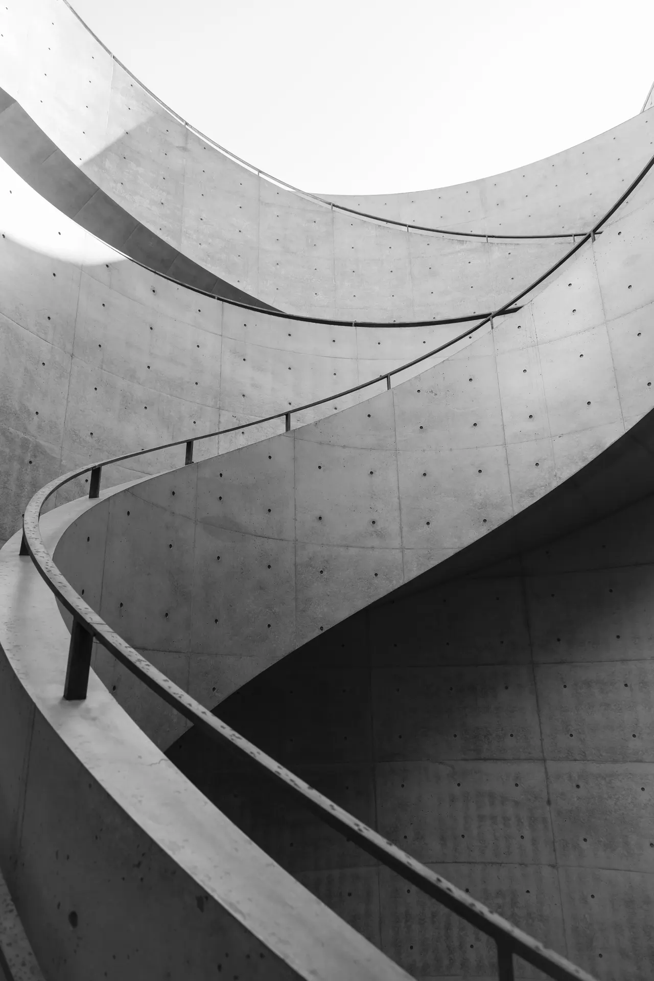 Rampa de concreto en espiral en blanco y negro Rampa de concreto en espiral en blanco y negro