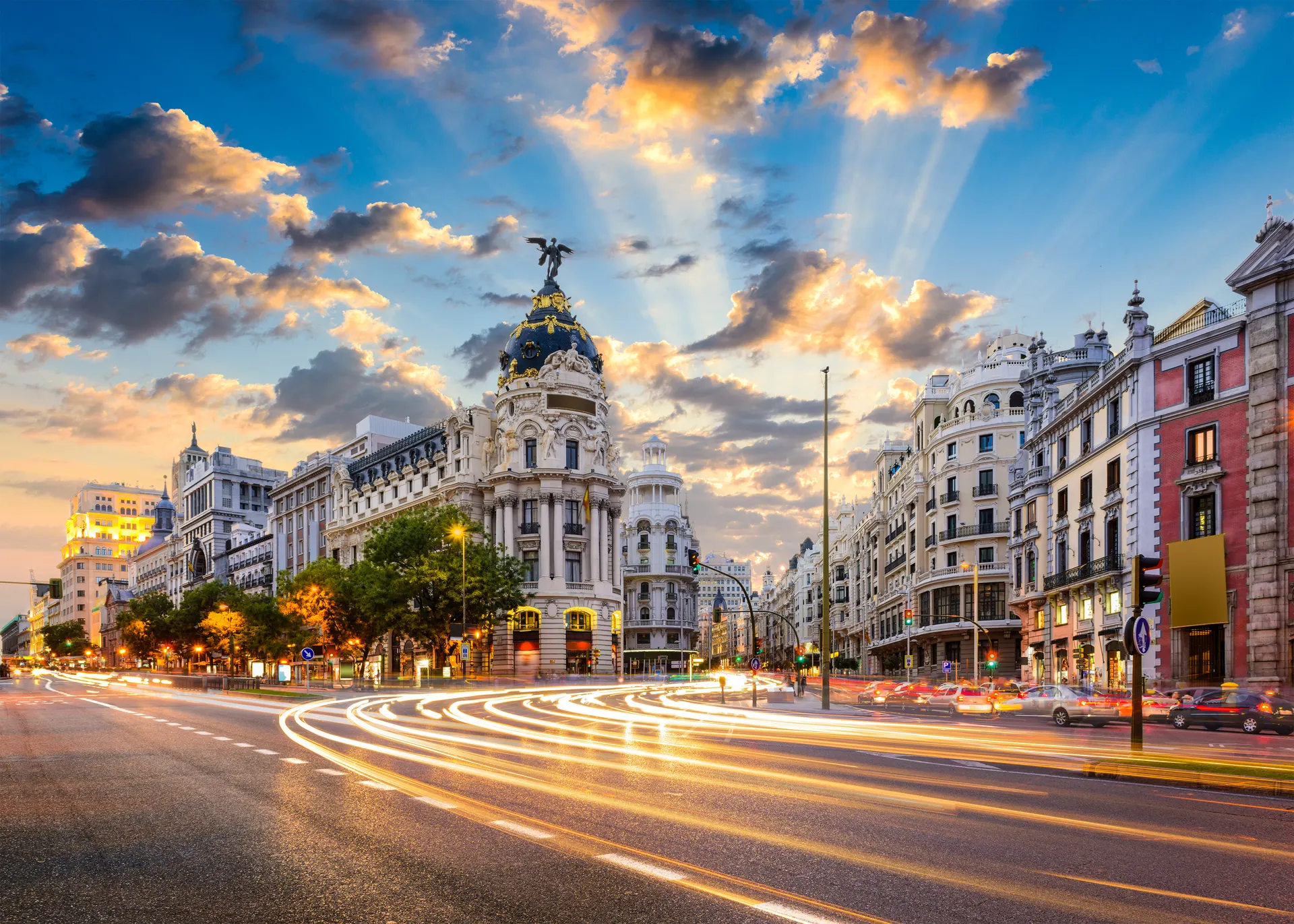Gran Vía al atardecer con estelas de luz Gran Vía al atardecer con estelas de luz