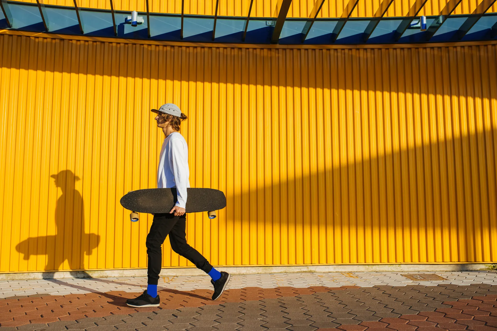 Patinador junto a muro amarillo Patinador junto a muro amarillo