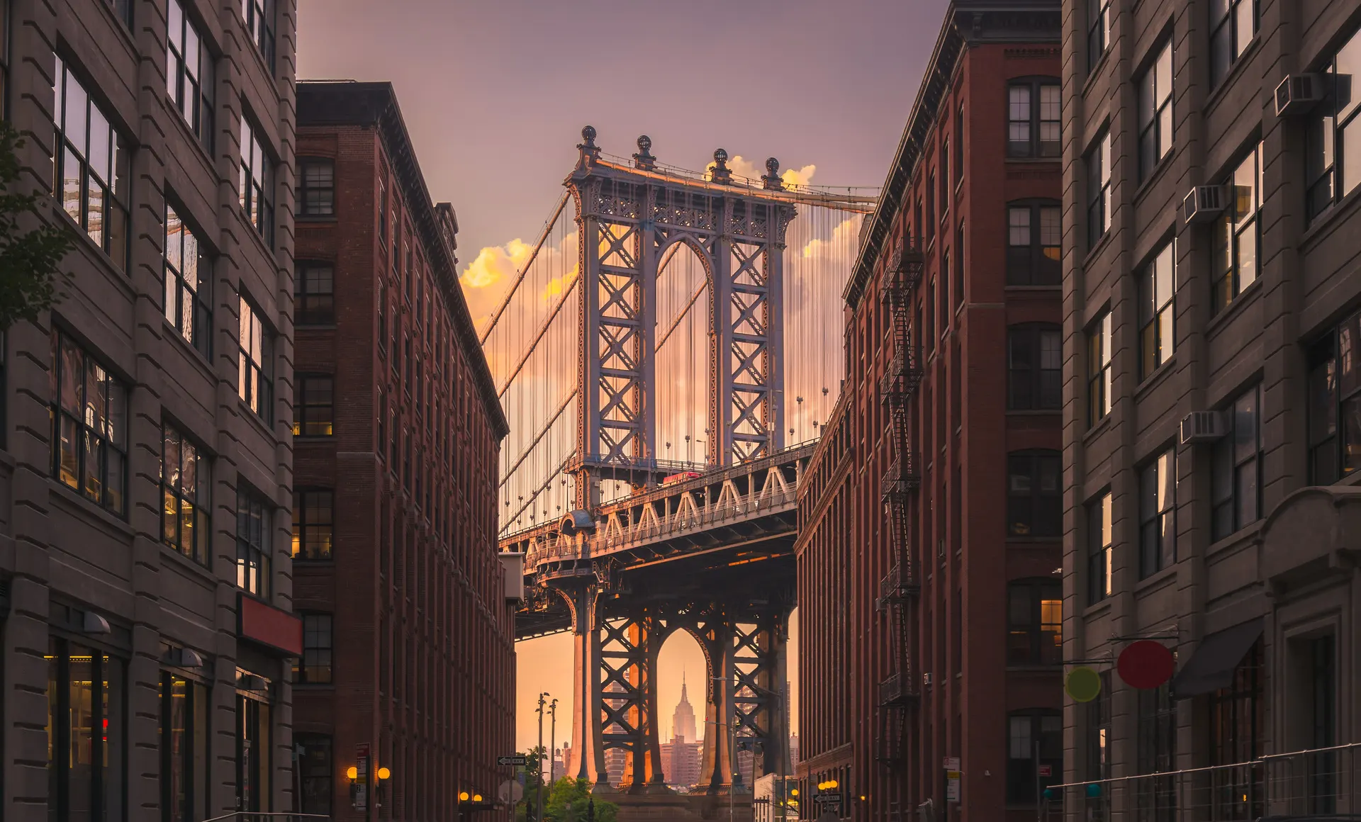 Puente entre edificios al atardecer Puente entre edificios al atardecer