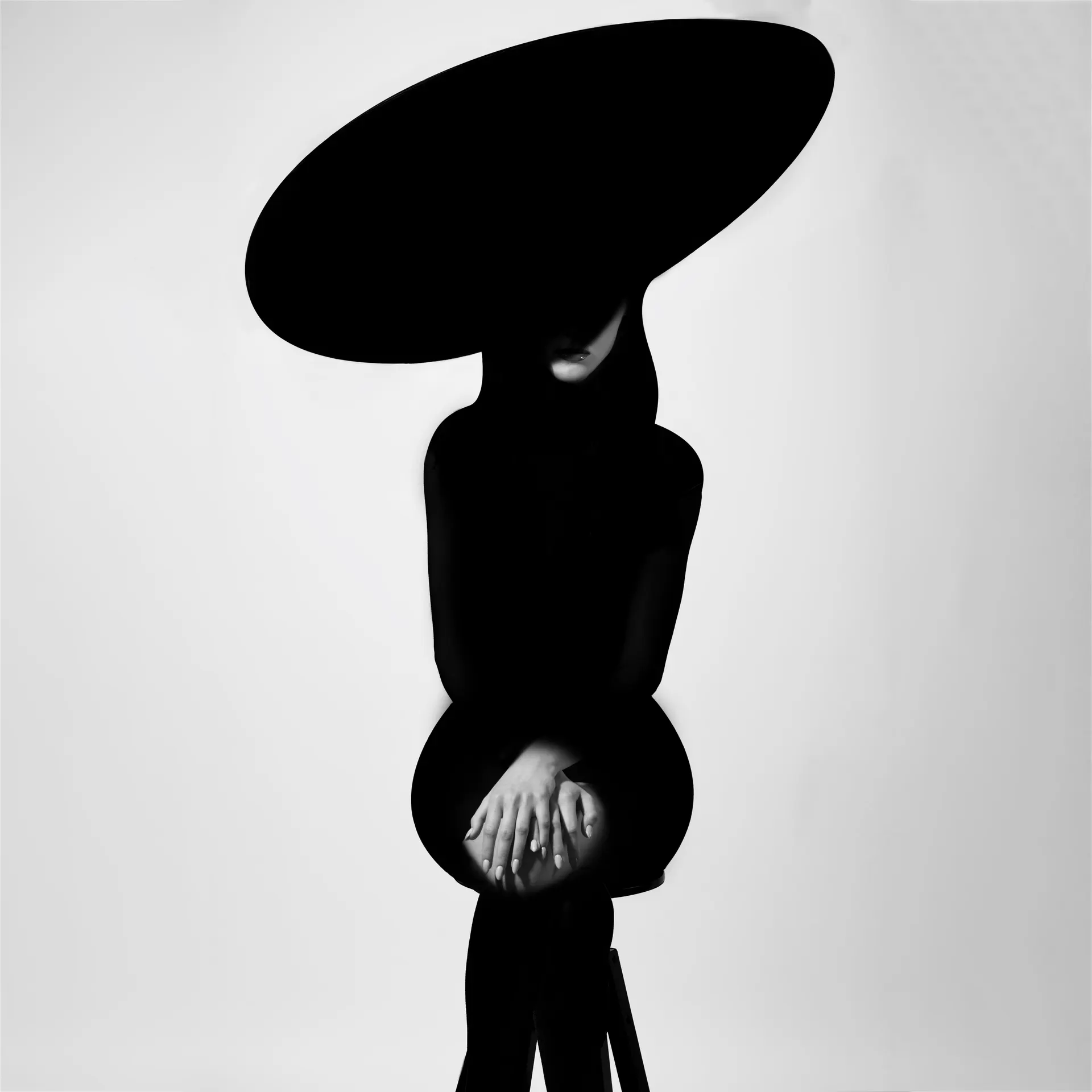 Mujer con sombrero negro de ala ancha Mujer con sombrero negro de ala ancha